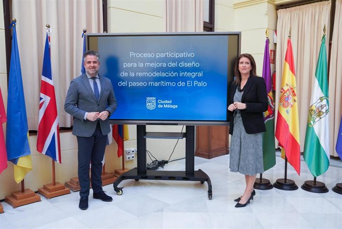 Los concejales delegados de Urbanismo y del distrito Este, Carmen Casero y Carlos Conde, respectivamente, informan acerca del inicio del proceso participativo para la mejora del diseño del proyecto de remodelación del paseo marítimo de El Palo.