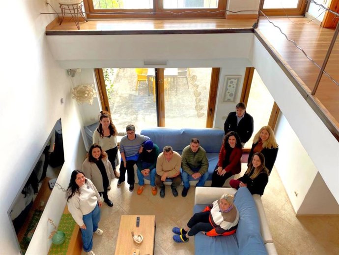La consellera de Familias, Bienestar Social y Atención a la Dependencia, Sandra Fernández, visita el servicio de vivienda para personas con trastornos mentales gestionado por Es Garrover en Sa Pobla.