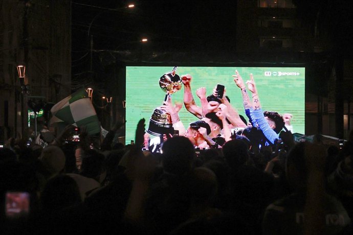 Valparaiso, 22 de marzo 2026 Hinchas de Santiago Wanderers celebran en Plaza Victoria la obtencion de la Copa Libertadores Sub 20 2026 tras vencer a Flamengo Sebastian Cisternas/Photosport  Valparaiso, march 22, 2026 Santiago Wanderers fans celebrate on