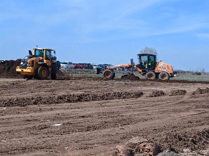 Máquinas de la Diputación allanan el terreno vecino a la estación de Segovia-Guiomar.