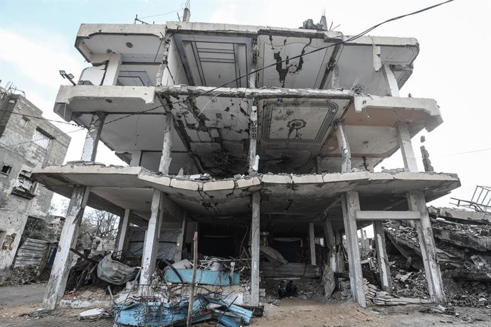 Archivo - January 13, 2026, Nusairat, Gaza Strip, Palestinian Territory: Displaced Palestinians stand inside a destroyed building, amid a windstorm, in Al-Bureij refugee camp for Palestinians in the central Gaza Strip, January 13, 2026. A fragile ceasefir