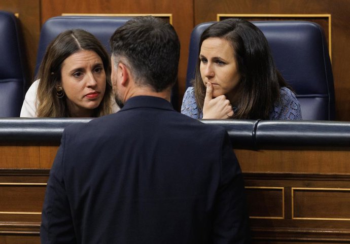 Archivo - (I-D) La ministra de Igualdad, Irene Montero; el portavoz de ERC en el Congreso, Gabriel Rufián y la ministra de Derechos Sociales y Agenda 2030, Ione Belarra, durante una sesión de control al Gobierno, en el Congreso de los Diputados, a 22 de f
