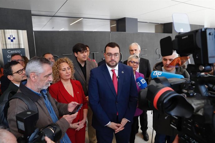 El presidente del Principado, Adrián Barbón, en Pola de Lena.