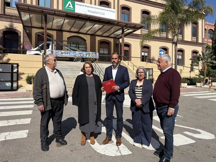 El portavoz municipal del PSOE, Daniel Pérez, junto con ediles socialistas