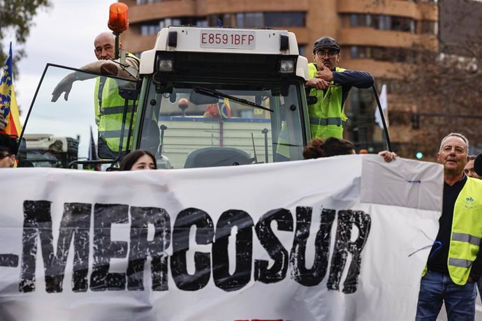 Archivo - Varias personas durante la tractorada en protesta contra el acuerdo UE-Mercosur, a 26 de enero de 2026, en Valencia, Comunidad Valenciana (España). La tractorada ha sido convocada por asociaciones de agricultores independientes valencianas adscr