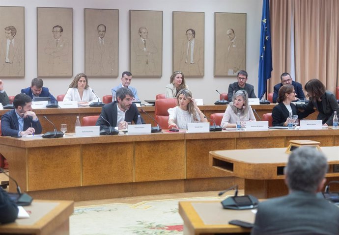 (da esquerda para a direita) O ministro dos Direitos Sociais, do Consumo e da Agenda 2030, Pablo Bustinduy; o ministro da Cultura, Ernest Urtasun; a segunda vice-presidente e ministra do Trabalho e da Economia Social, Yolanda Díaz; a porta-voz do Sumar no