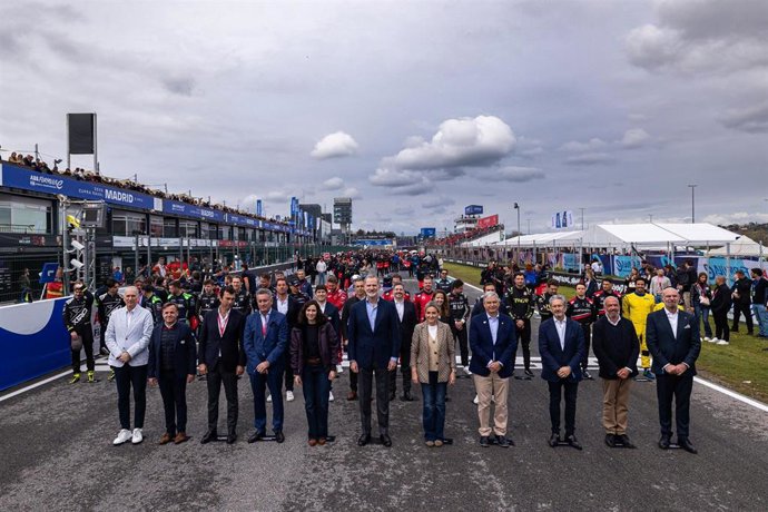 Foto de las autoridades junto a SM el Rey Felipe VI en el Circuito del Jarama con motivo del Gran Premio de Madrid del Mundial de Fórmula E 2026
