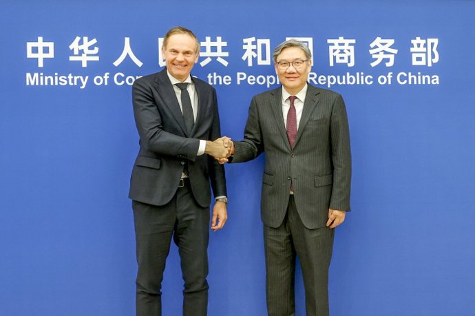 El ministro de Comercio, Wang Wentao, y el consejero delegado del Grupo Volkswagen, Oliver Blume