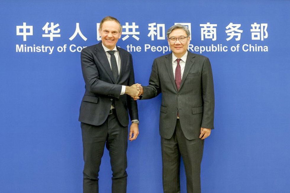 El ministro de Comercio, Wang Wentao, y el consejero delegado del Grupo Volkswagen, Oliver Blume