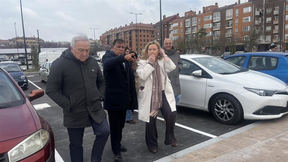 La alcaldesa de Burgos, Cristina Ayala, con técnicos y la empresa en el aparcamiento de Altolaguirre.
