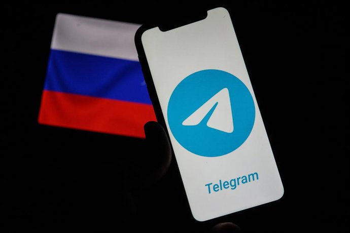 Imagen de archivo de un teléfono con el logo de Telegram junto a una bandera de Rusia.