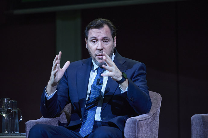 El ministro de Transportes y Movilidad Sostenible, Óscar Puente, durante un desayuno informativo, en el Ateneo de Madrid, a 2 de marzo de 2026, en Madrid (España).