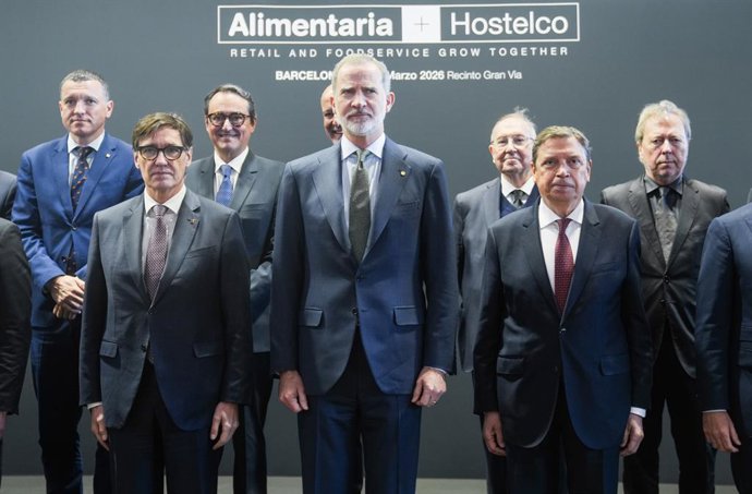 El Rey Felipe VI (c); el president de la Generalitat, Salvador Illa  (i), y el ministro de Agricultura, Pesca y Alimentación, Luis Planas (d), durante la inauguración del Salón Internacional de la Alimentación y Bebidas Alimentaria 2026.