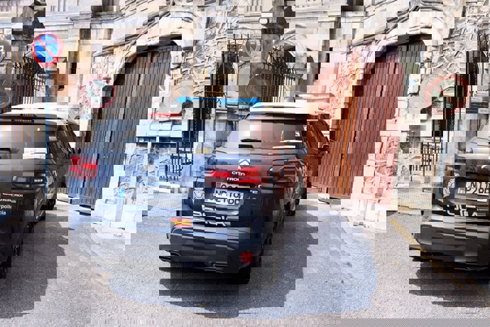 Llegada del coche policial con el detenido