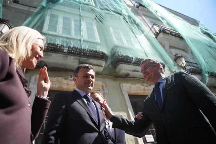 El consejero de Sanidad, Presidencia y Emergencias, Antonio Sanz, junto al alcalde de Cádiz, Bruno García, y la delegada territorial de Sanidad de la Junta en Cádiz, Eva Pajares, delante del edificio que albergará el nuevo centro de salud del Mentidero