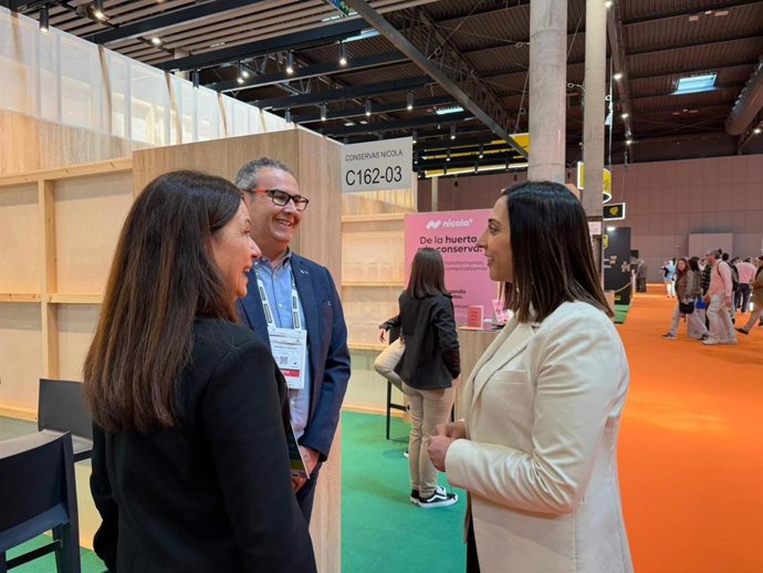 Imagen de la Consejera Sara Rubira visitando a una de las empresas participantes en la feria Alimentaria 2026