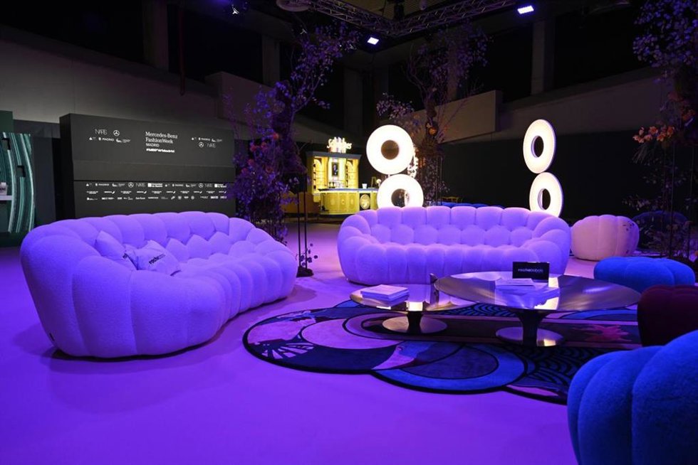 Roche Bobois viste el Kissing Room de Mercedes-Benz Fashion Week Madrid.