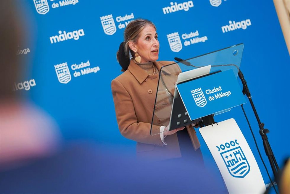 La concejala delegada de Educación y Fomento del Empleo, María Paz Flores, en rueda de prensa