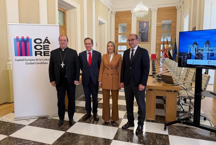 El obispo de Coria-Cáceres, Jesús Pulido; el presidente de Mapfre, Antonio Huertas; la presidenta de la Junta de Extremadura, María Guardiola, y el alcalde de Cáceres, Rafael Mateos, tras la firma del acuerdo institucional