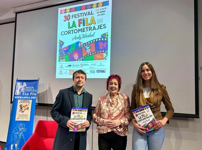 La concejala de Turismo, Eventos y Marca Ciudad, Blanca Jiménez, en la presentación del festival 'La Fila'  junto a la directora del mismo, Isabel Blanco, y el programador José Cabrera.