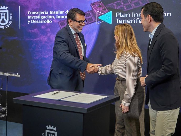 El CEO de Telespazio Ibérica, Carlos Fernández y la presidenta del Cabildo de Tenerife, Rosa Dávila, en la firma del contrato de lanzamiento de la constelación canaria de satélites