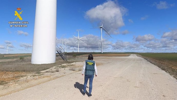 Una guardia civil en el parque eólico de Baltanás (Palencia).