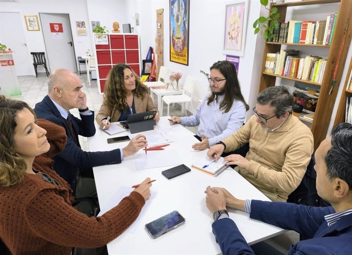 Reunión del portavoz del PSOE en el Ayuntamiento de Sevilla, Antonio Muñoz, con vecinos de Santa María de Ordás.