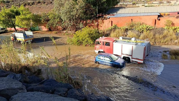 Crecida del cauce de barrancos a su paso por San Bartolomé de Tirajana (Gran Canaria)