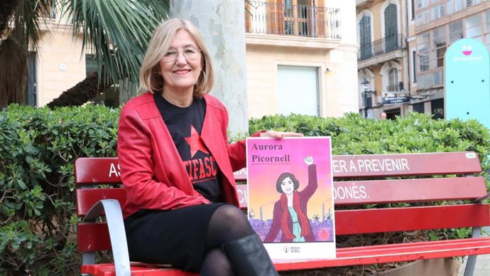 La consellera de MÉS per Mallorca en el Consell insular Rosa Cursach posa con el cómic sobre Aurora Picornell que piden reeditar.