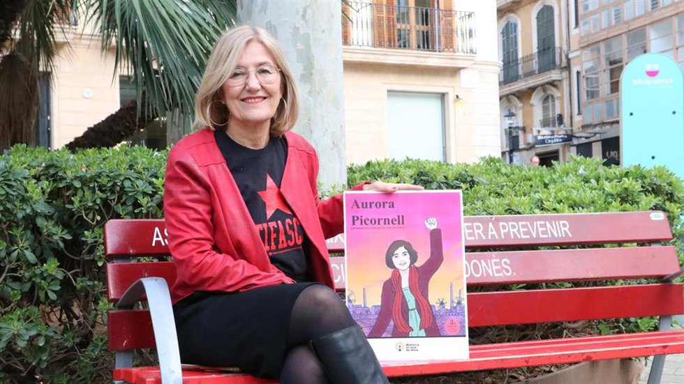 La consellera de MÉS per Mallorca en el Consell insular Rosa Cursach posa con el cómic sobre Aurora Picornell que piden reeditar.