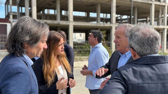 La parlamentaria socialista Verónica Pérez y el secretario general de la agrupación, Juan Wic, en Écija (Sevilla)