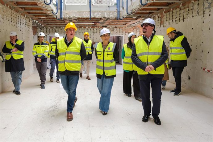 La presidenta de Cantabria, María José Sáenz de Buruaga, visita las obras del centro de salud de Reinosa