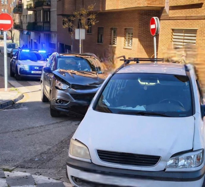 Colisión de dos vehículos en la calle Sebastián de Covarrubias de Cuenca.