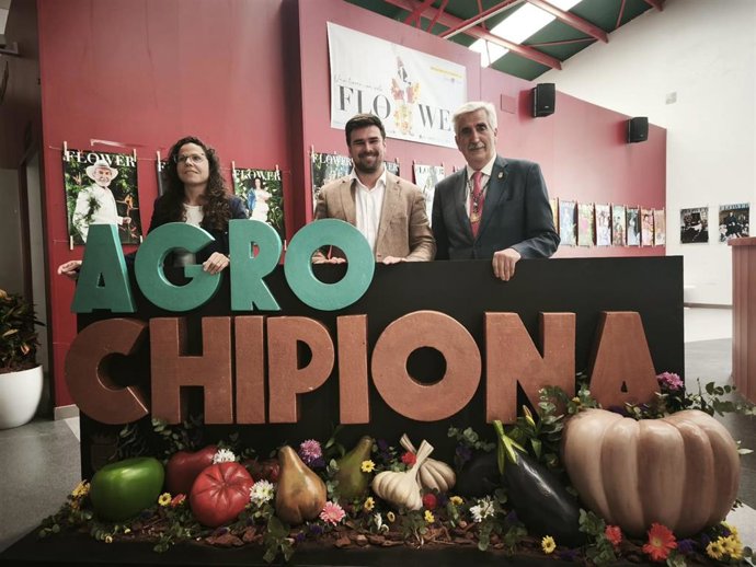 El delegado de Agricultura, Francisco Moreno, en AgroChipiona junto al alcalde de la localidad.