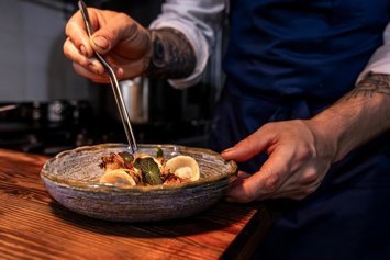 Archivo - Plato del restaurante Mengem, en el barrio del Cabanyal, que es uno de los nuevos Soletes de la Guía Repsol