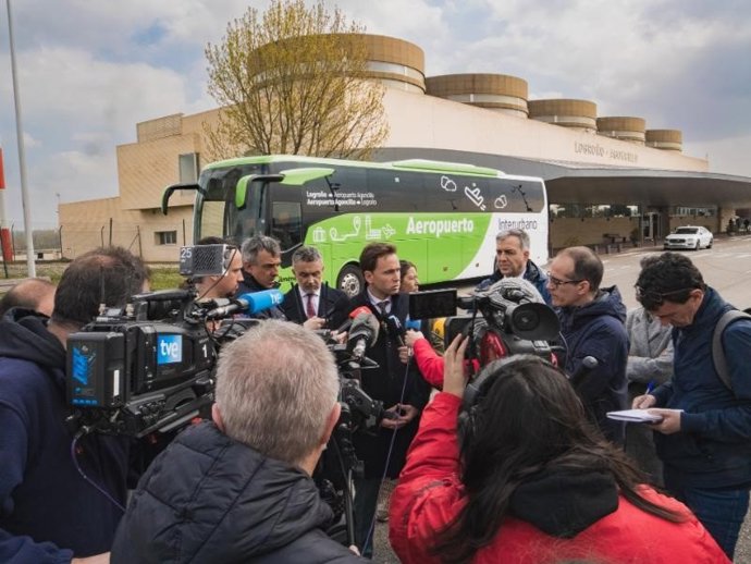 El Gobierno de La Rioja habilita un servicio especial de transporte para "reforzar la conectividad" con el Aeropuerto