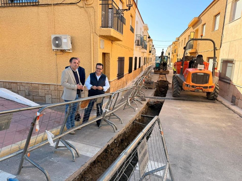 El diputado provincial de Fomento, Antonio Jesús Rodríguez, y el alcalde de Antas, Pedro Ridao, durante la visita a las obras en el municipio.