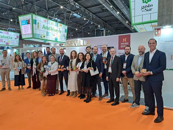 Foto de familia de las empresas sevillanas participantes en 'Alimentaria Barcelona 2026', a través de Prodetur y 'Sabores de la Provincia'.