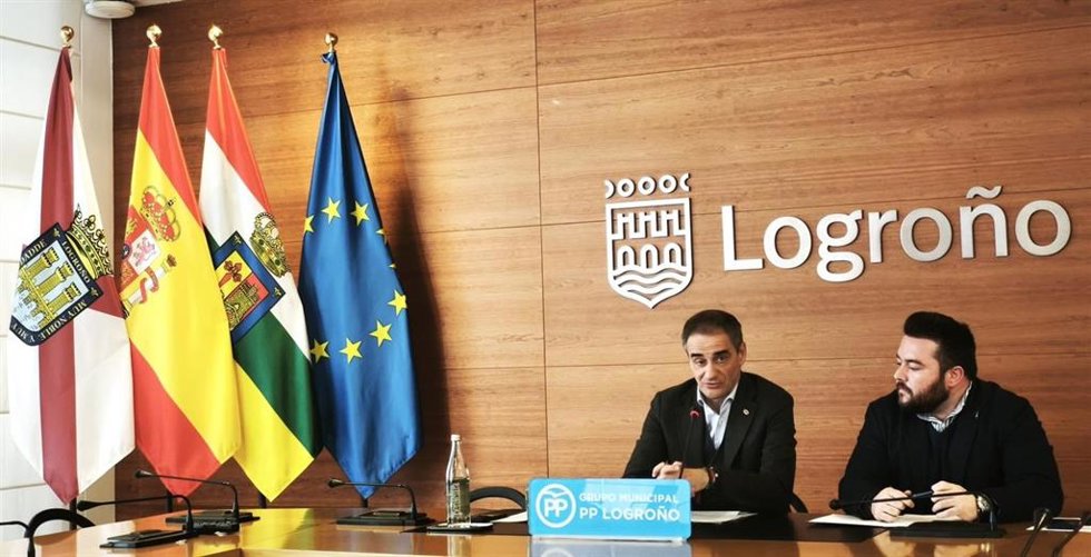 MIguel Sáinz e Íñigo López-Araquistáin, en la rueda de prensa