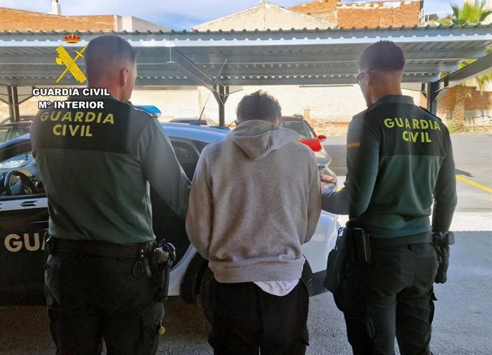Dos agentes detienen a un joven de 21 años, vecino de Archena, como presunto autor de siete delitos de robo con fuerza cometidos en viviendas unifamiliares del municipio
