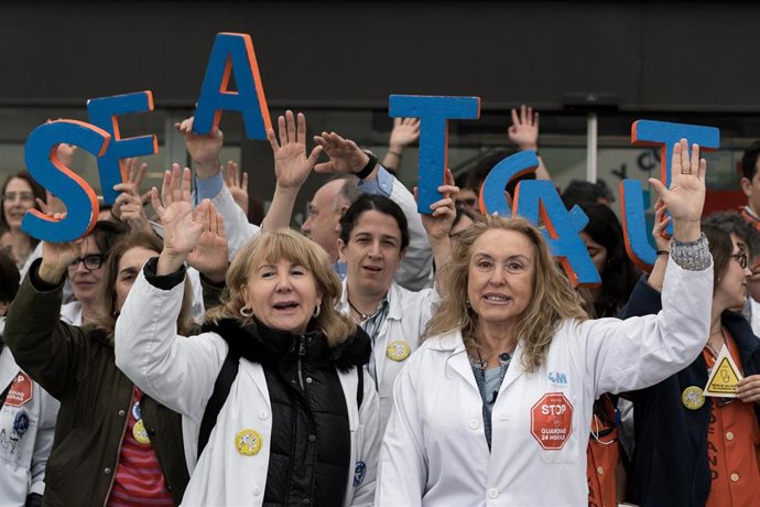 Varias personas durante una concentración, frente al Hospital Universitario Puerta del Hierro, a 20 de marzo de 2026, en Madrid (España). 