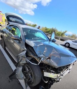Coche accidentado al colisionar con una guagua en Ingenio (Gran Canaria)