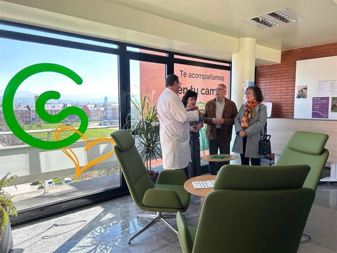 Representantes de la Gerencia de Asistencia Sanitaria del Bierzo (Gasbi) y la Asociación Española Contra el Cáncer (AECC) en la inauguración de la nueva sala de respiro de la Unidad de Oncohematología del Hospital El Bierzo (León).