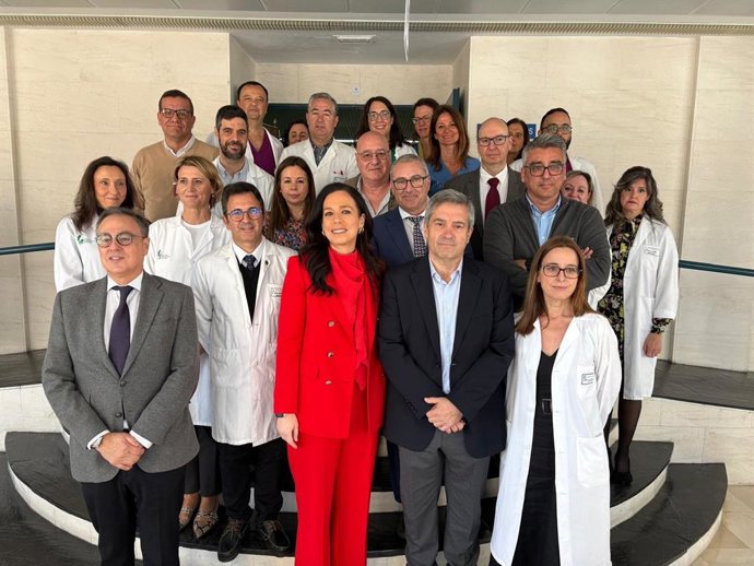 La consejera de Salud en funciones, Sara García Espada, junto a profesionales de Badajoz y Plasencia, presenta los detalles del primer procedimiento de donación de órganos realizado en el Hospital Virgen del Puerto de Plasencia