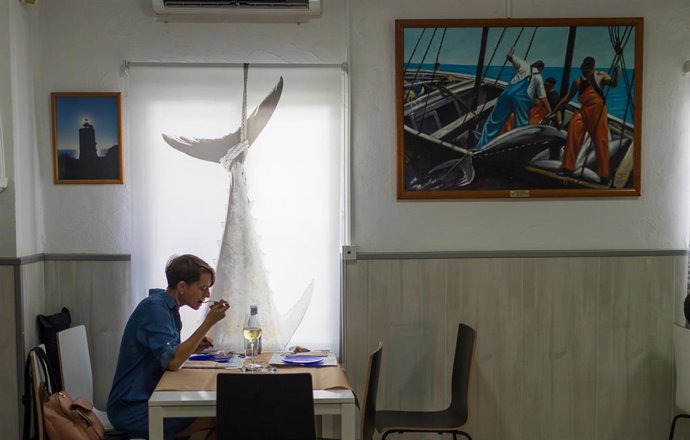 Una comensal en un restaurante reconocido con un 'Solete' de la Guía Repsol.