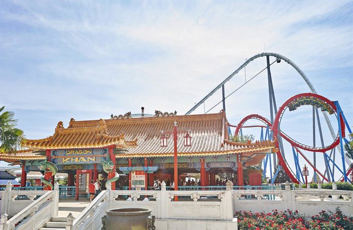 Archivo - Dragon Khan, en el área temática de China.