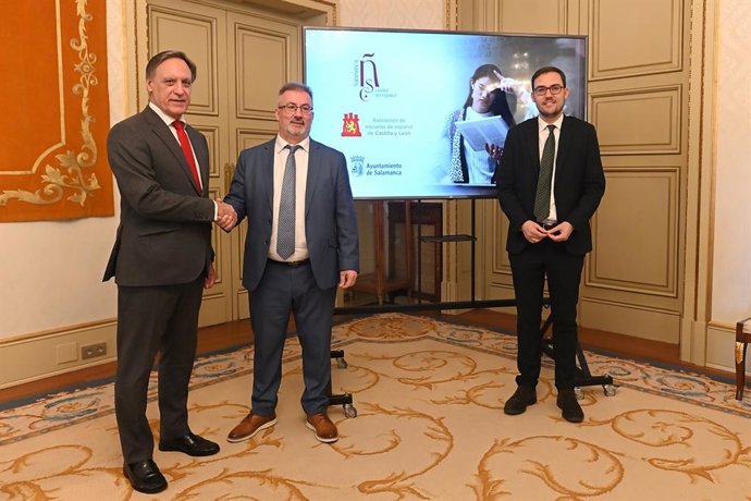 El alcalde, Carlos García Carbayo, el presidente de la Asociación de Escuelas de Español de Castilla y León (AEECyL), Miguel Ángel Benito, y el concejal de Turismo, Ángel Fernández.