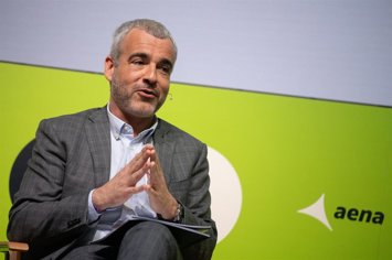 El presidente y consejero delegado de Aena, Maurici Lucena, durante un encuentro literario en la Biblioteca Escuelas Pías de UNED, a 26 de febrero de 2026, en Madrid (España).