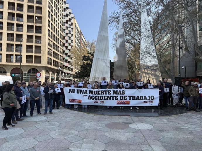 UGT y CCOO Aragón se congregan frente al Monumento de la Constitución en Zaragoza para reclamar acciones urgentes contra la escalada de la siniestralidad laboral en la comunidad autónoma