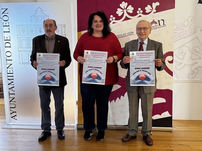 La concejala de Bienestar Social de León, Vera López (centro); el presidente de la Hermandad de Donantes de Sangre de León, Martín Manceñido (derecha) y el vicepresidente de la Junta Mayor de la Semana Santa de León, José Luis Cabada (izquierda).
